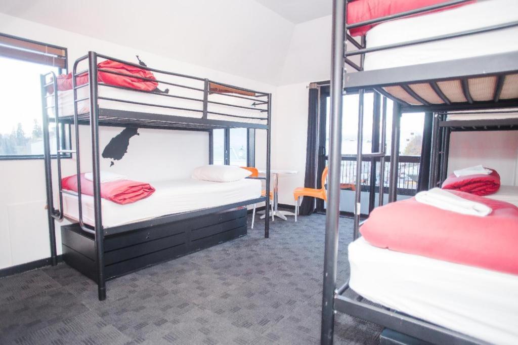 Base Backpackers Hostel *