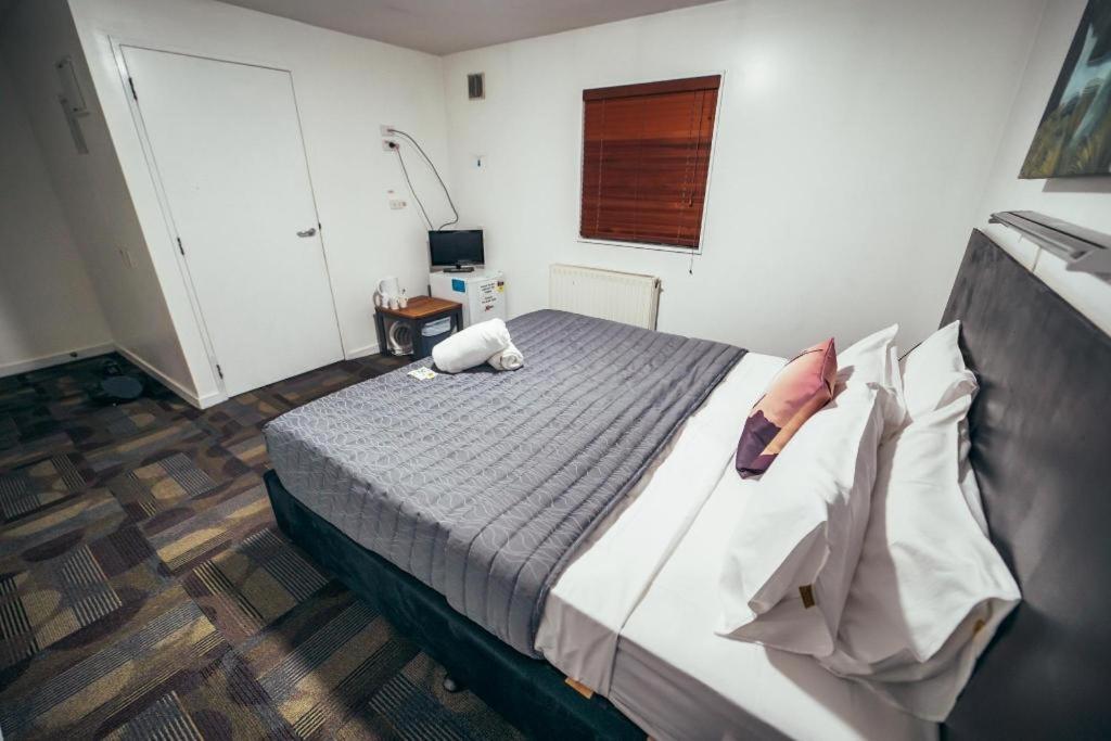 Hostel Base Backpackers *