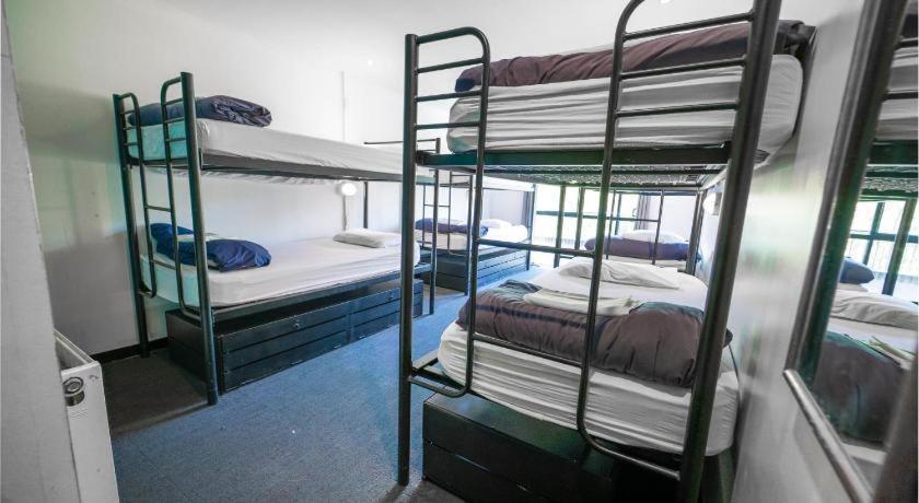 Hostel Base Backpackers *